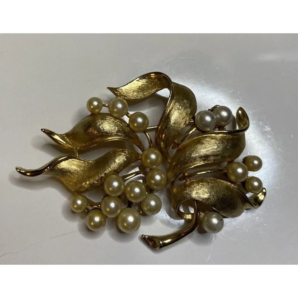 Vintage Signed CORO Goldtone Leaf Brooch with Faux Pearls